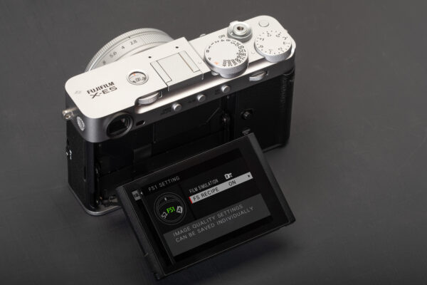 Ống ngắm và màn hình sau trên Fujifilm XE5