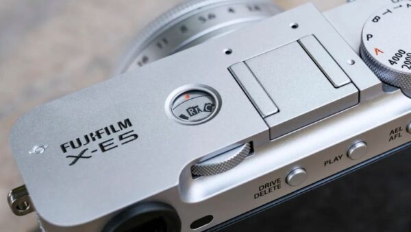 So sánh Fujifilm X-E5 và Fujifilm X100VI giả lập màu film